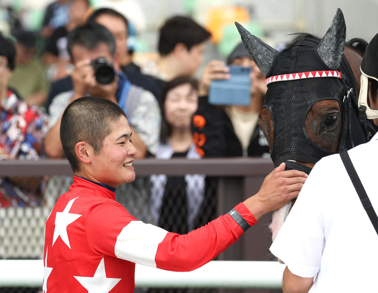 中京6R、レッドリベルタをなでる田口騎手（撮影・白石智彦）