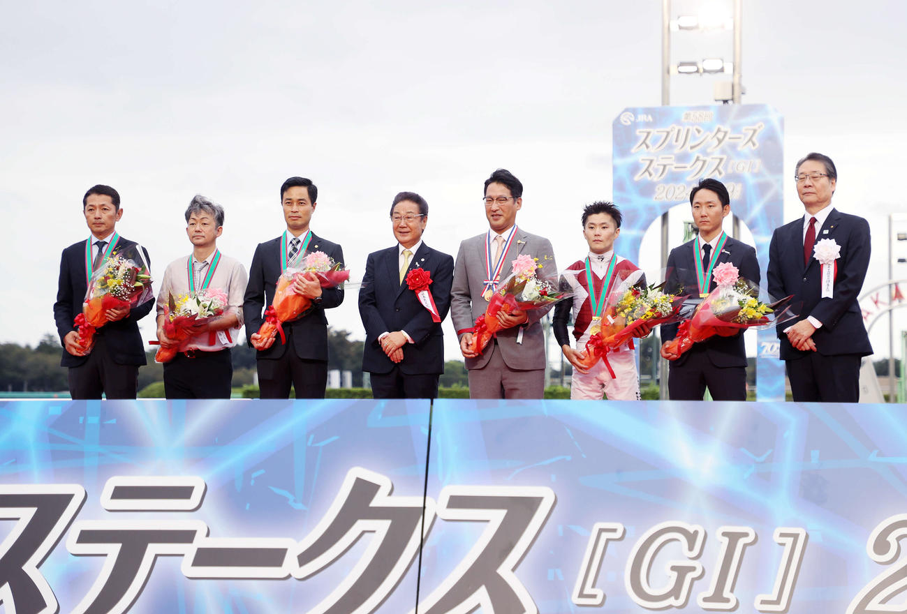 スプリンターSを制し写真に納まる西村淳也騎手ら関係者（撮影・鈴木正人）