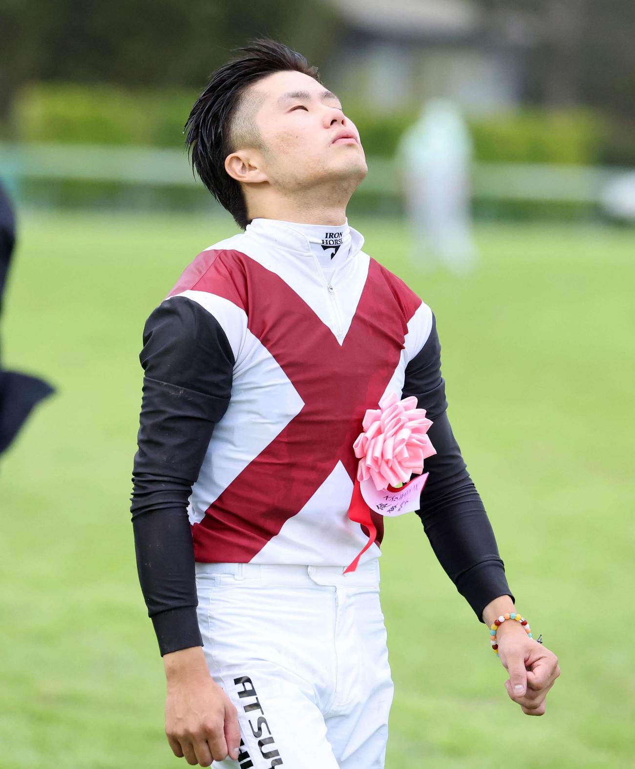スプリンターSを制し表彰式に向かう西村淳也騎手（撮影・鈴木正人）