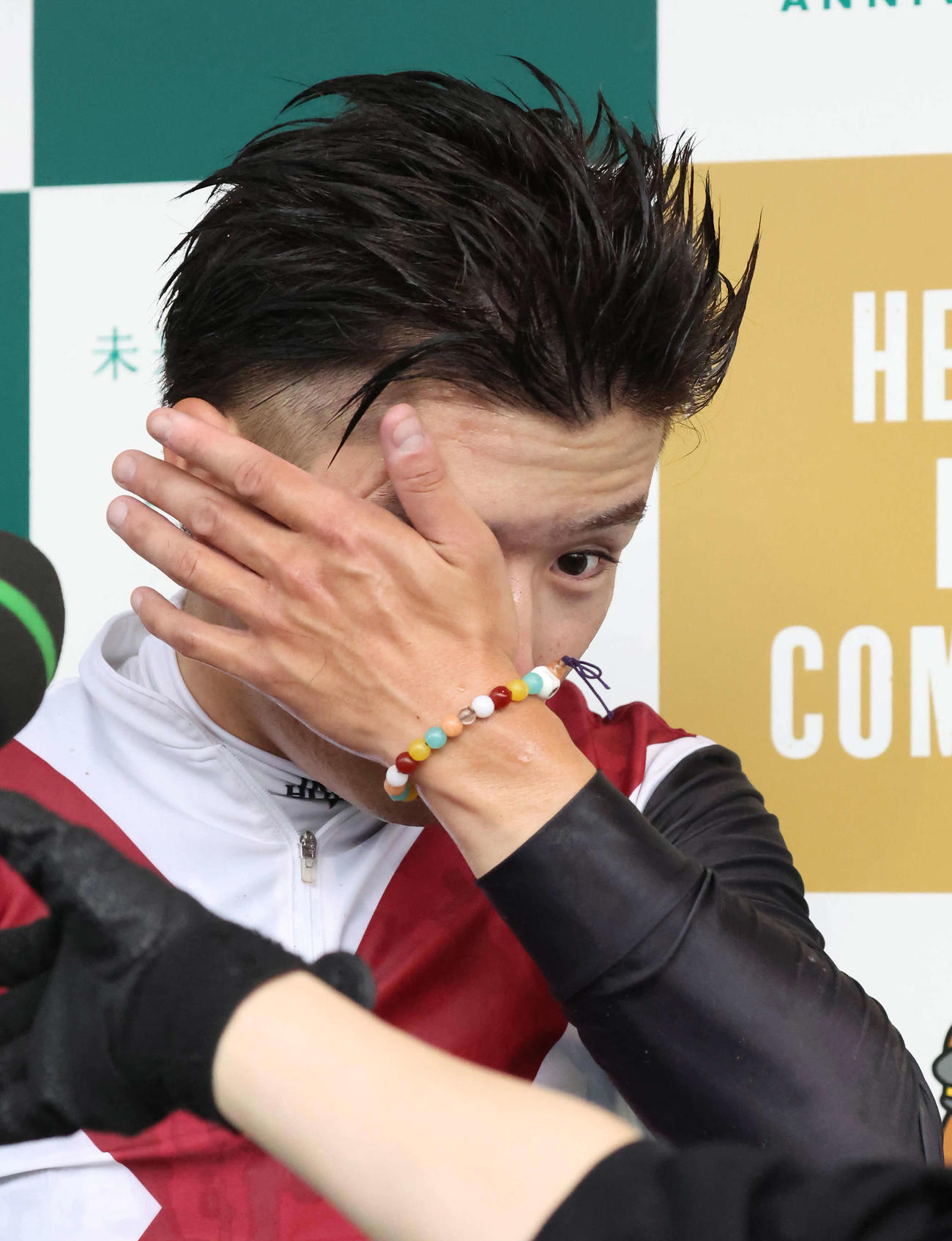 ルガルでスプリンターズSを制して、涙ながらに優勝インタビューに答える西村淳騎手（撮影・丹羽敏通）
