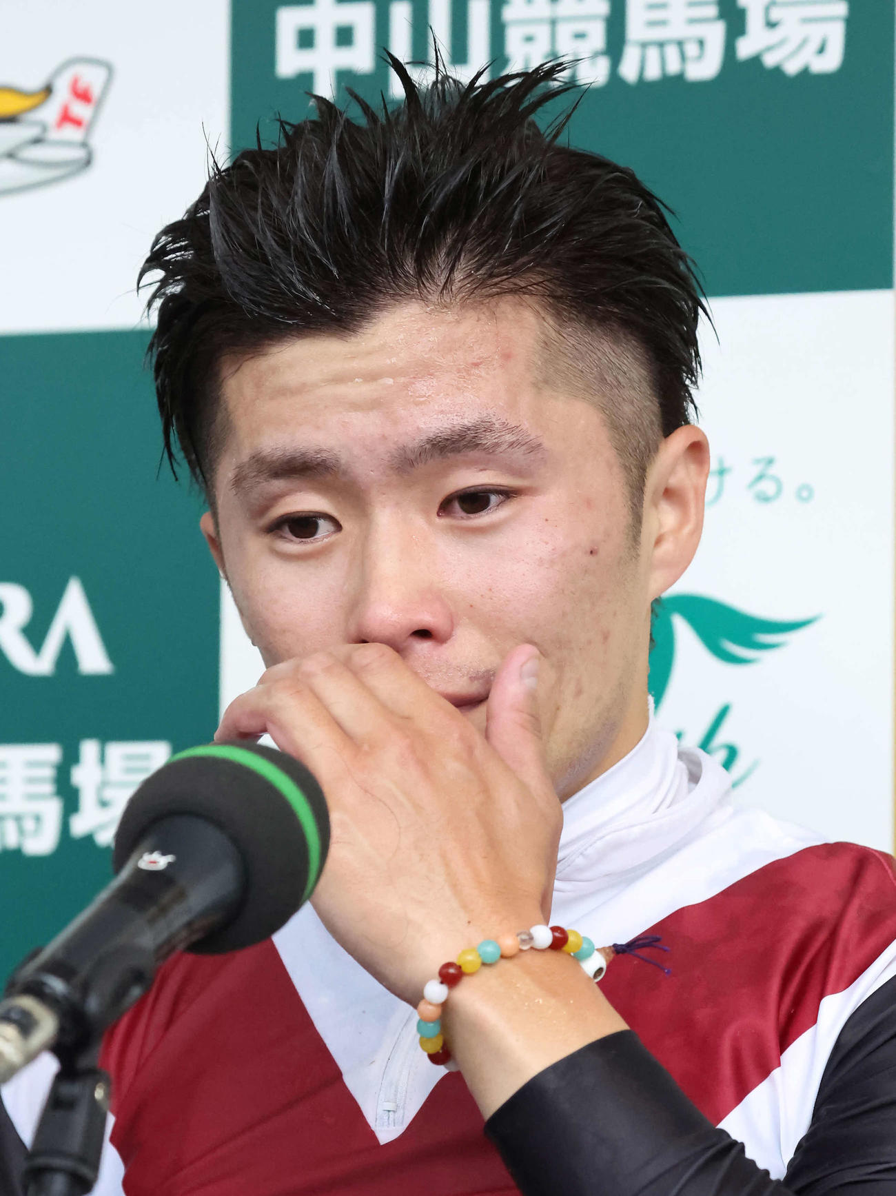 ルガルでスプリンターズSを制して、涙ながらに優勝インタビューに答える西村淳騎手（撮影・丹羽敏通）