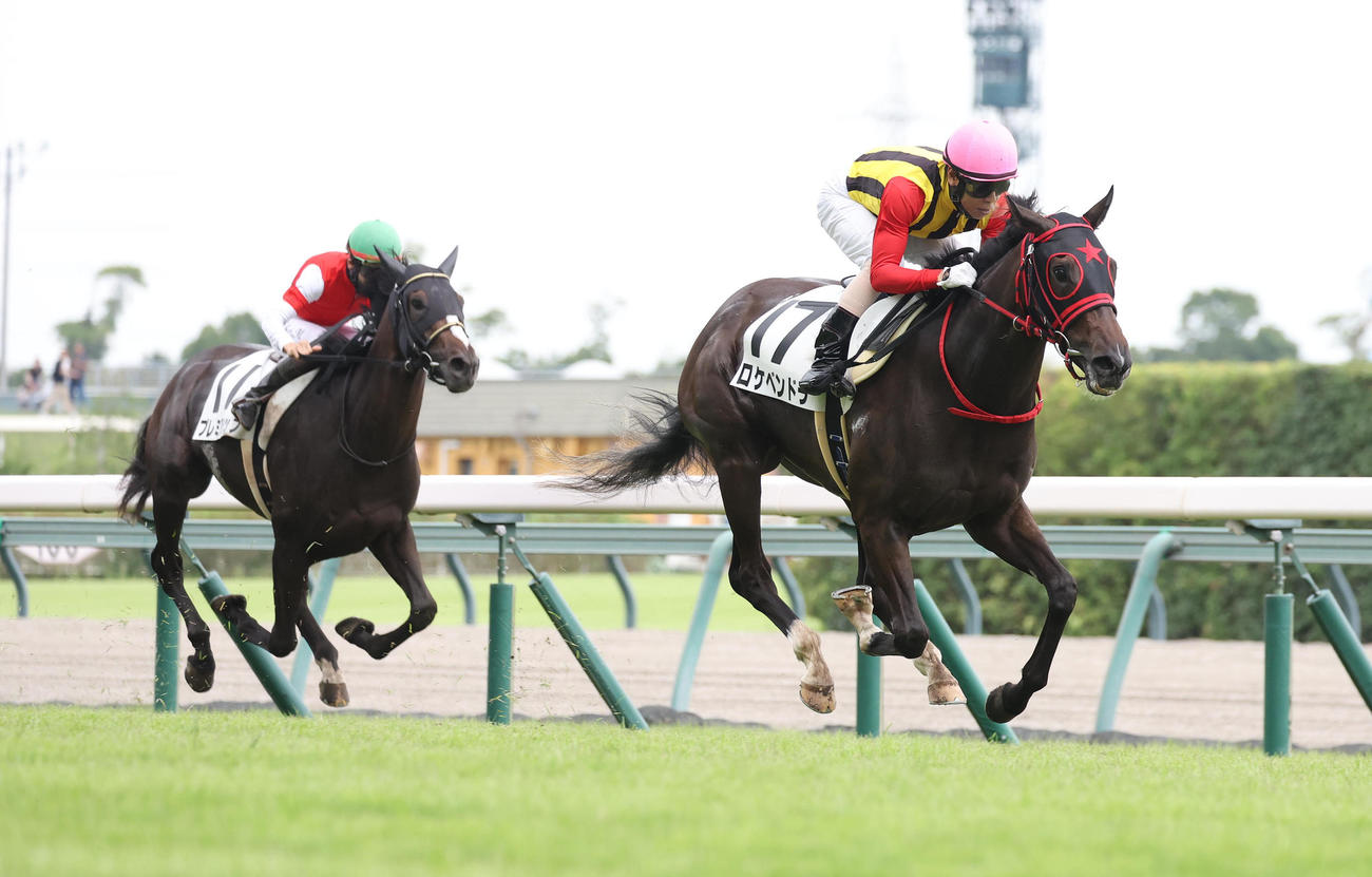 中京5R、直線抜け出して新馬戦を制したロケベンドラ（右）（撮影・白石智彦）