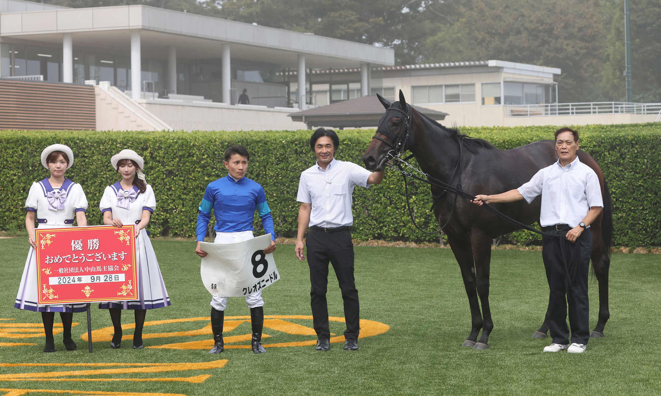 中山5R、2歳新馬戦を制したクレオズニードルの口取りをする佐々木騎手（撮影・丹羽敏通）