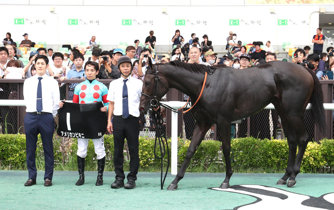 中京9R、ヤマボウシ賞を制したアメリカンビキニと口取りに並ぶ団野騎手（中央）（撮影・白石智彦）