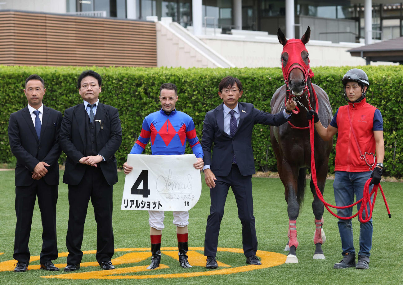 中山1R、2歳未勝利戦を制したリアルショットの口取りをするルメール騎手と加藤征師（撮影・丹羽敏通）