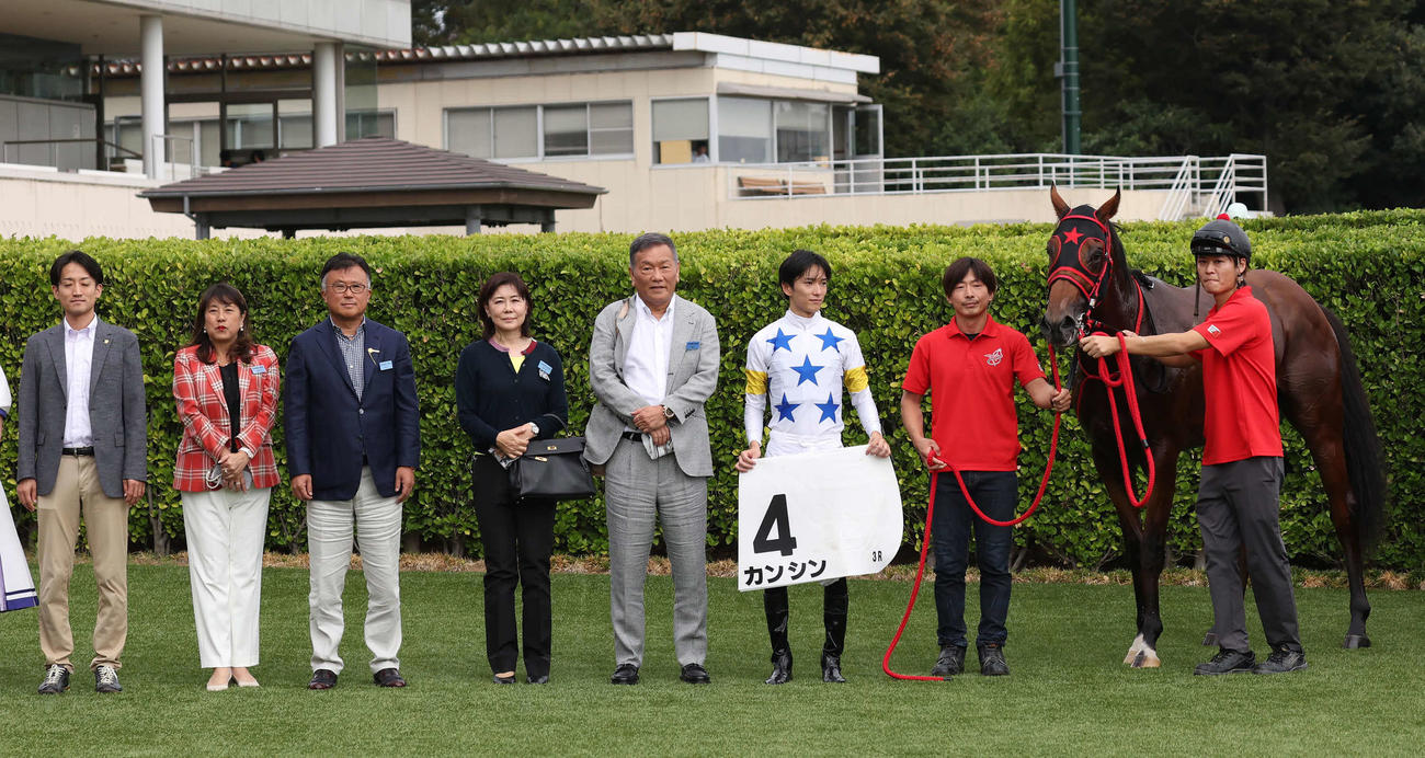 中山3R、2歳新馬戦を制したカンシンの口取りをする西園師と坂井騎手（撮影・丹羽敏通）