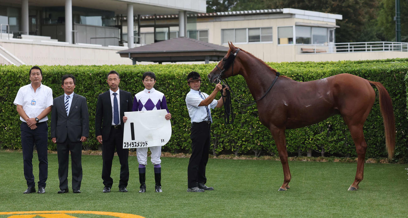 中山5R新馬戦を制したスタイラスメソッドの口取りをする牧師と武豊騎手（撮影・丹羽敏通）