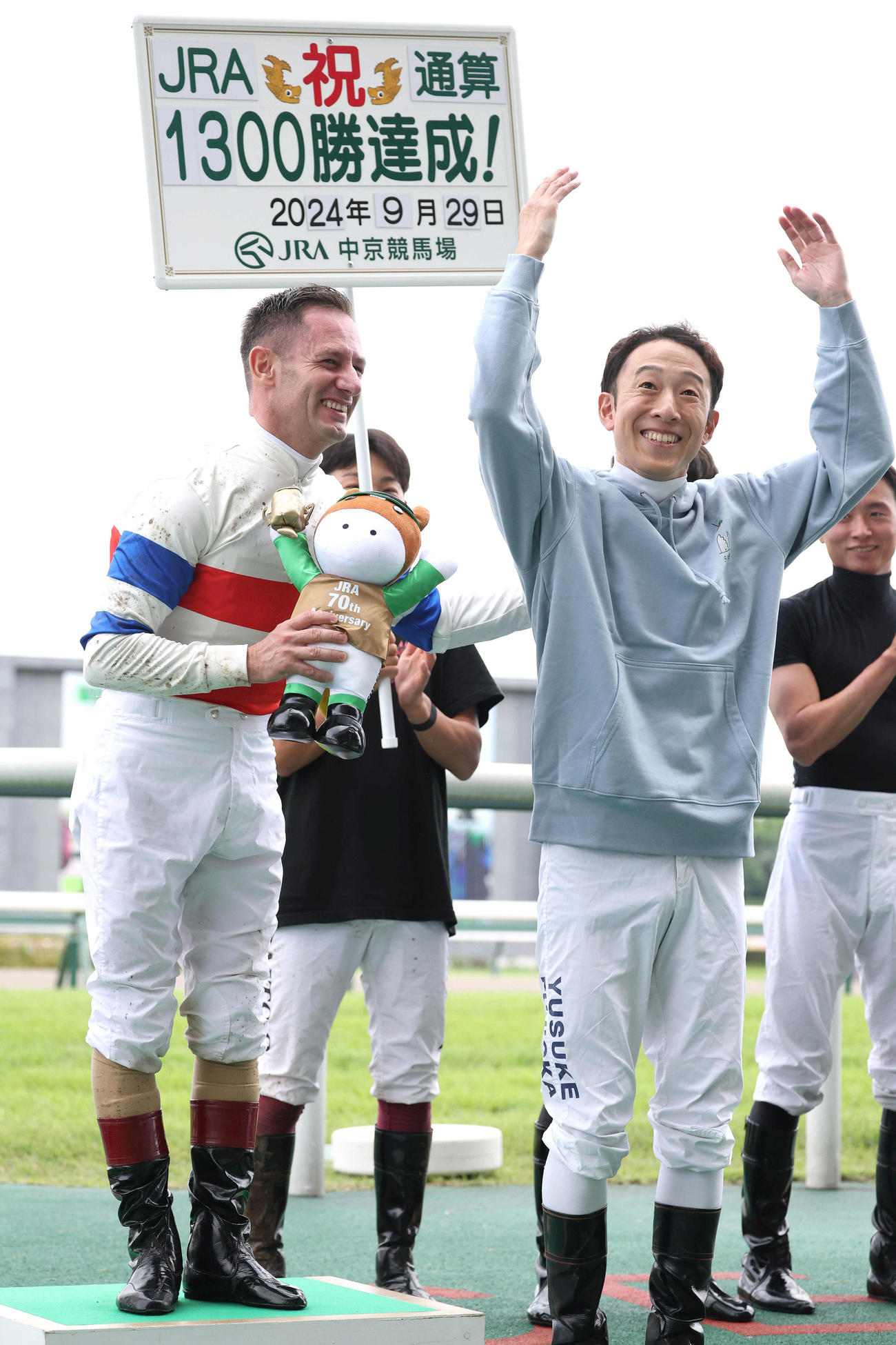 JRA通算1300勝を達成したM・デムーロ騎手（左）とファンをあおる藤岡佑騎手（撮影・白石智彦）