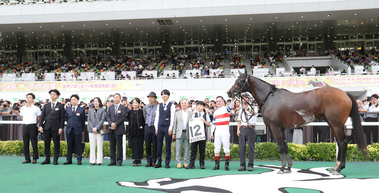 ヨウシタンレイで中京7Rを勝利して口取りに並ぶJRA通算1300勝を達成したM・デムーロ騎手（右から2人目）（撮影・白石智彦）
