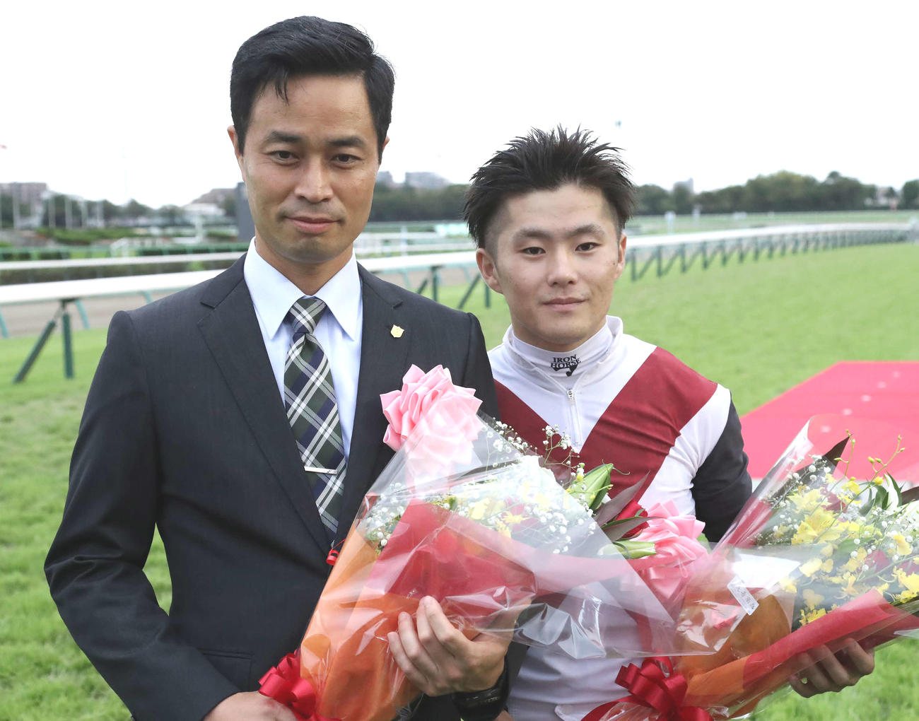 ルガルでスプリンターズSを制して写真に納まる杉山師（左）と西村淳騎手（撮影・丹羽敏通）