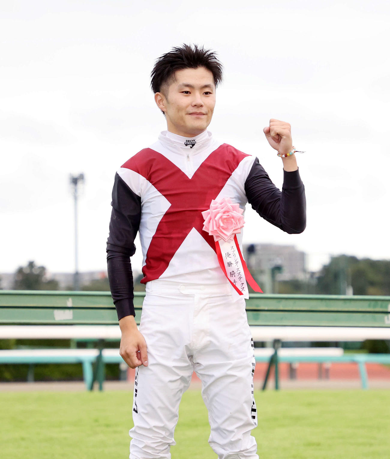 スプリンターSを制しガッツポーズする西村淳也騎手（撮影・鈴木正人）