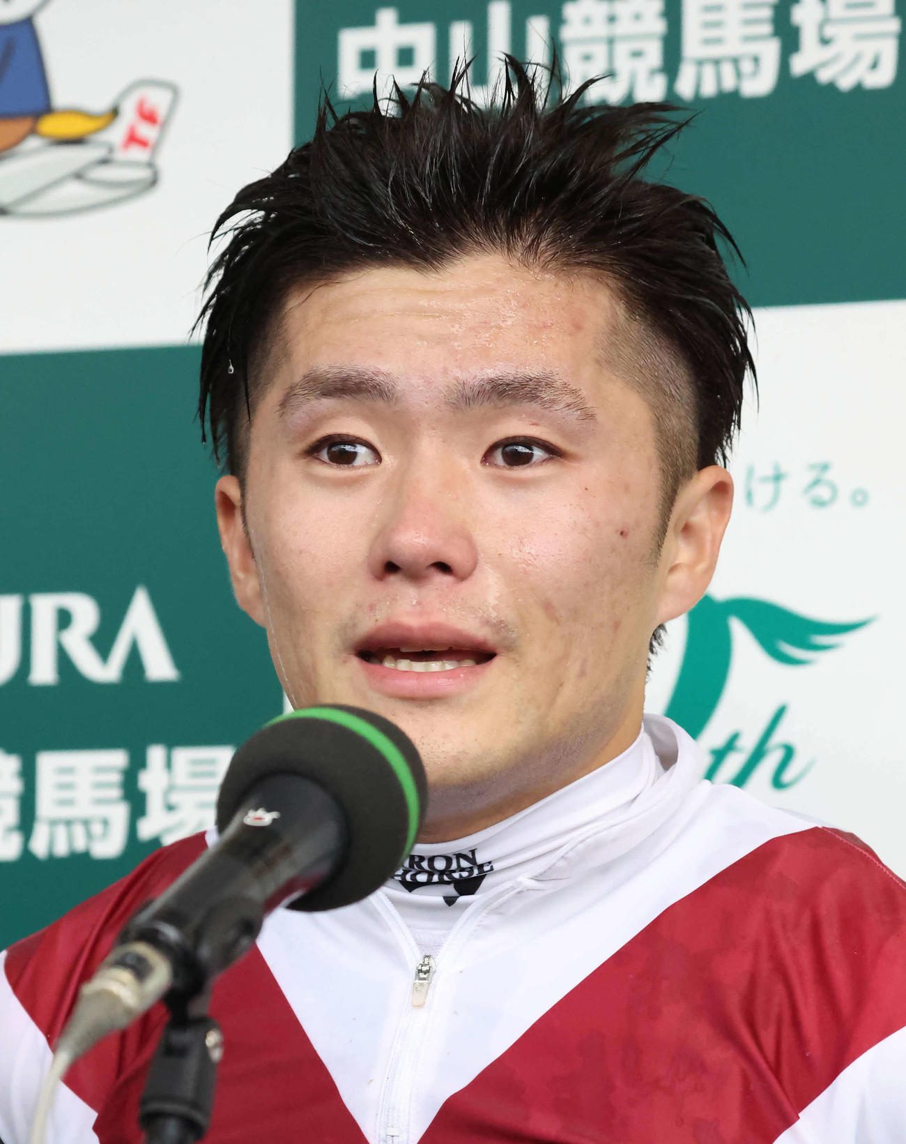 ルガルでスプリンターズSを制して、涙ながらに優勝インタビューに答える西村淳騎手（撮影・丹羽敏通）