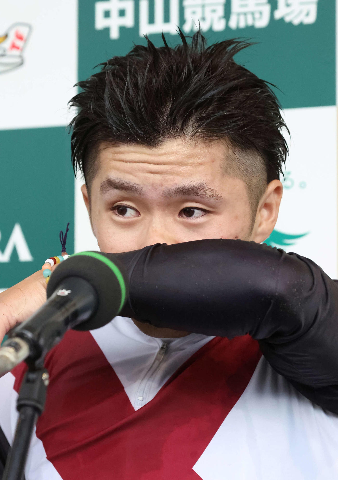 ルガルでスプリンターズSを制して、涙ながらに優勝インタビューに答える西村淳騎手（撮影・丹羽敏通）