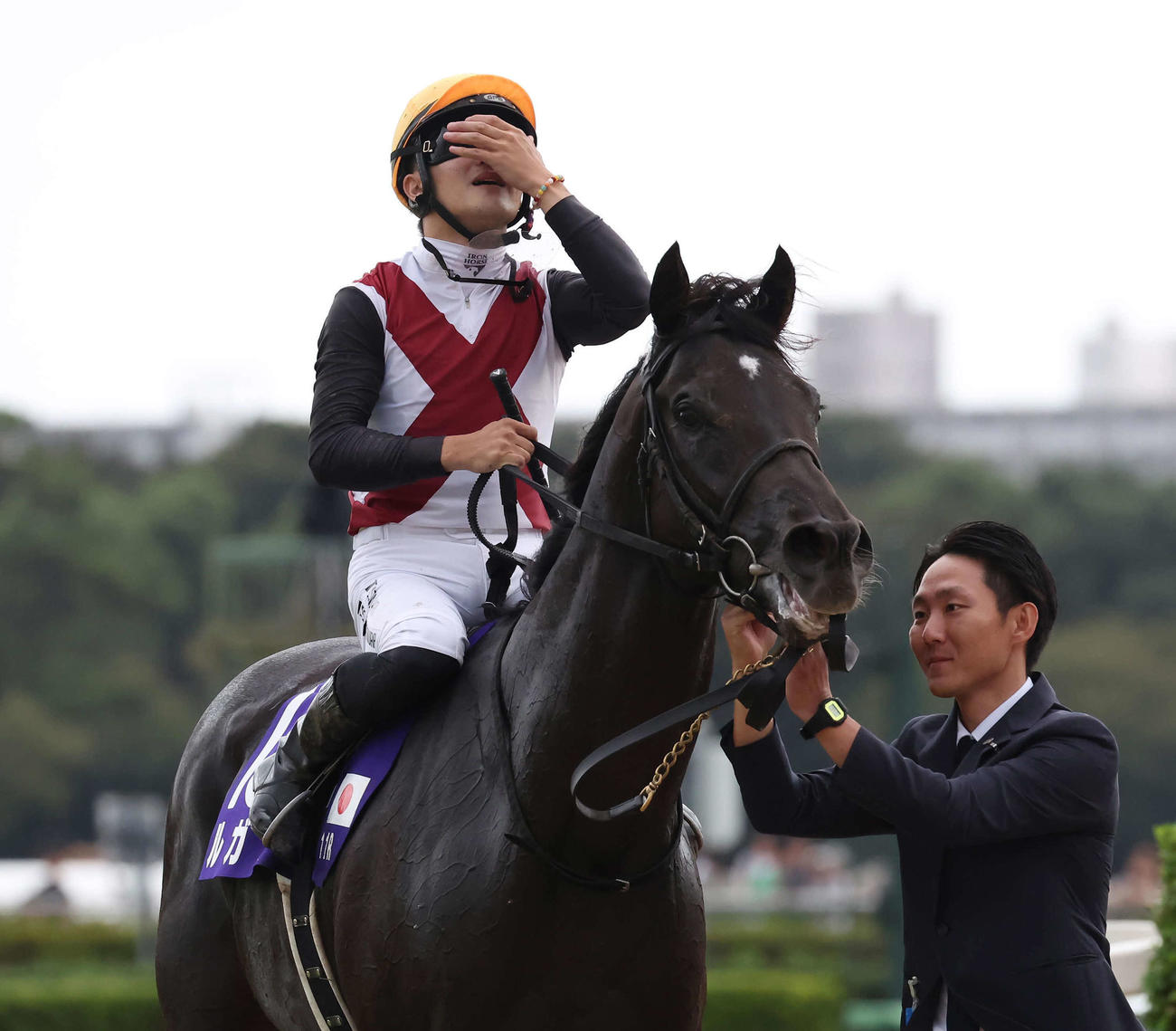 ルガルでスプリンターズSを制して目頭を押さえる西村淳騎手（撮影・丹羽敏通）