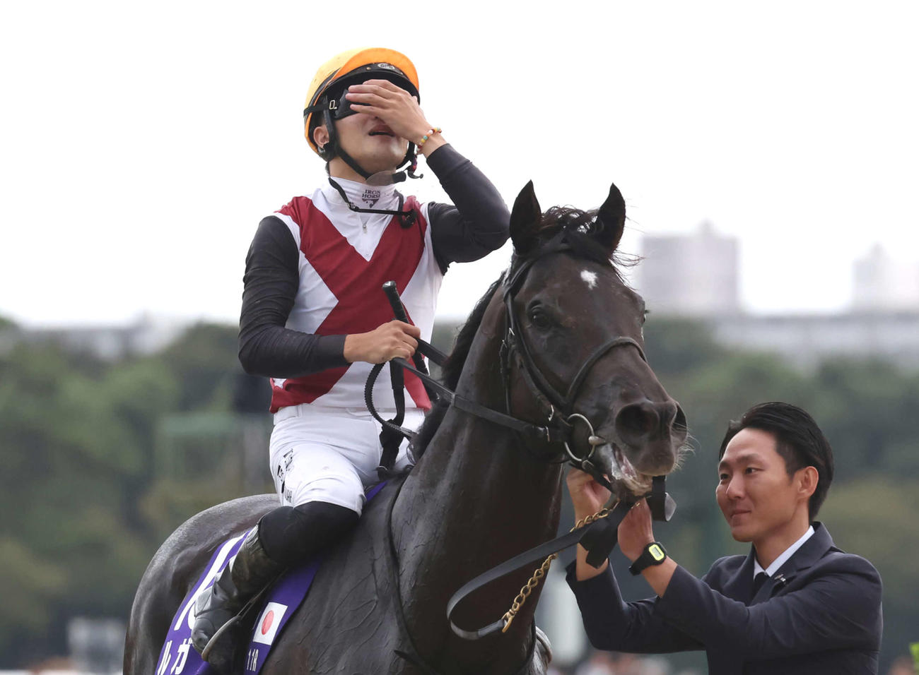 ルガルでスプリンターズSを制して目頭を押さえる西村淳騎手（撮影・丹羽敏通）