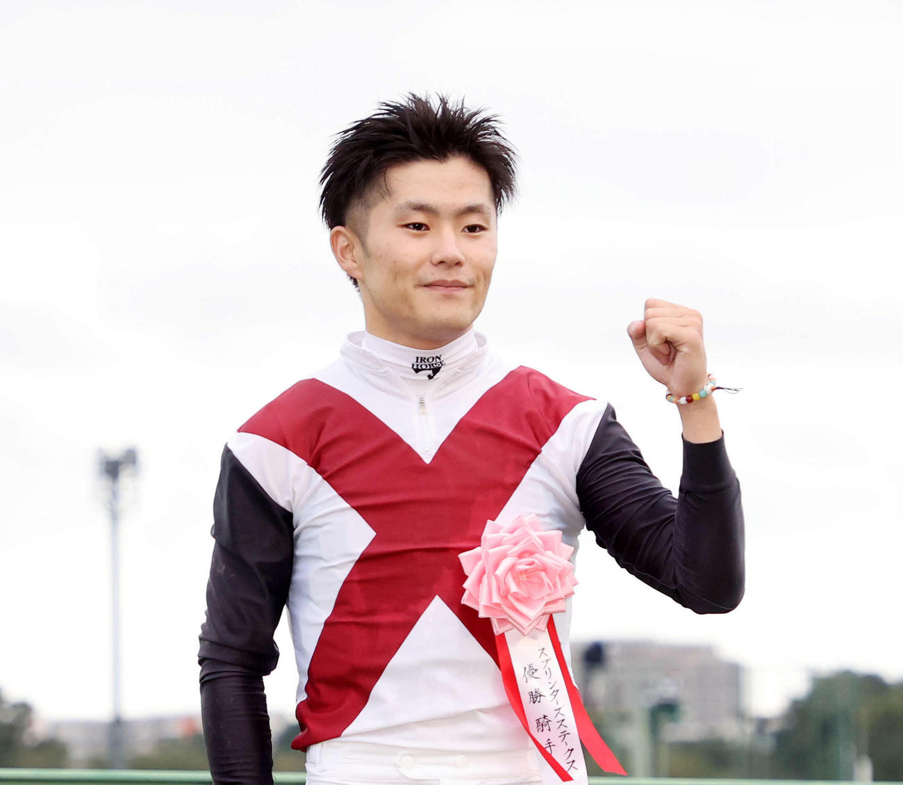 スプリンターSを制しガッツポーズする西村淳也騎手（撮影・鈴木正人）