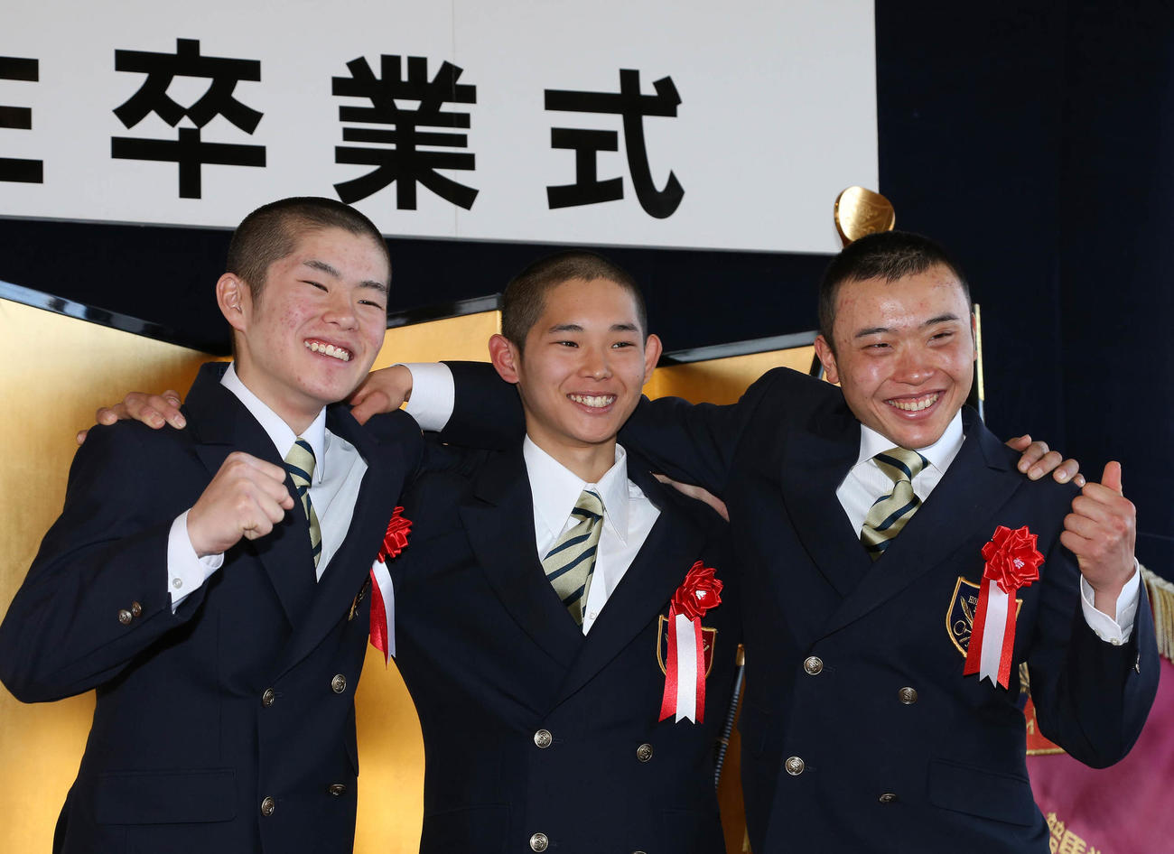 18年2月、騎手課程34期生卒業式の式典を終えて肩を組む、左から西村君、服部君、山田君