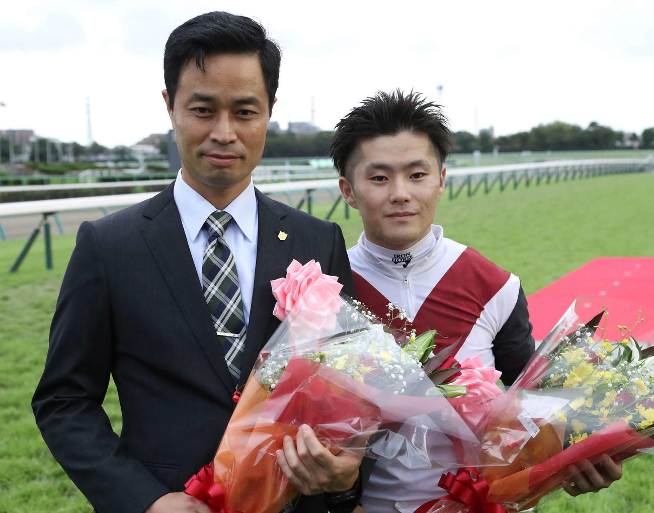 ルガルでスプリンターズSを制して写真に納まる杉山師（左）と西村淳騎手（撮影・丹羽敏通）