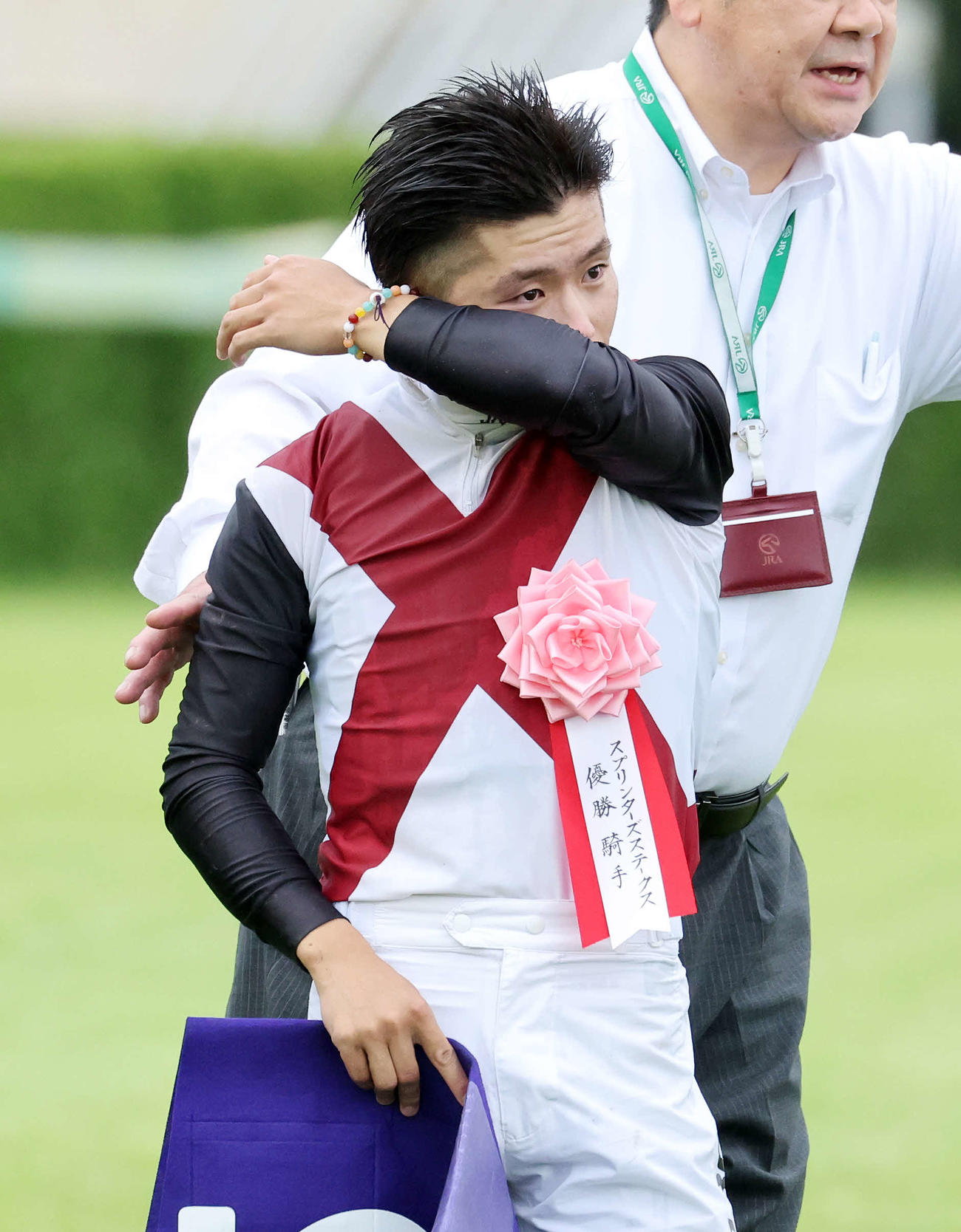 スプリンターズSを制し涙ぐむ西村淳也騎手（撮影・鈴木正人）