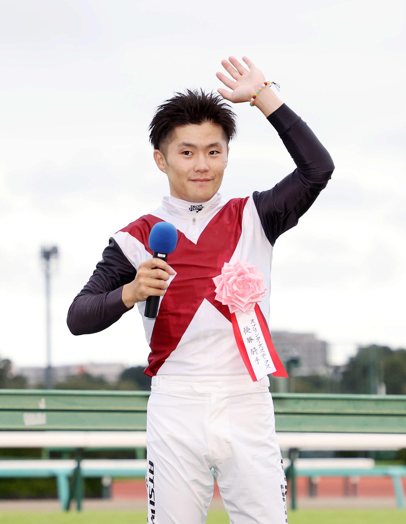 スプリンターズSを制しファンに手を振る西村淳也騎手（撮影・鈴木正人）