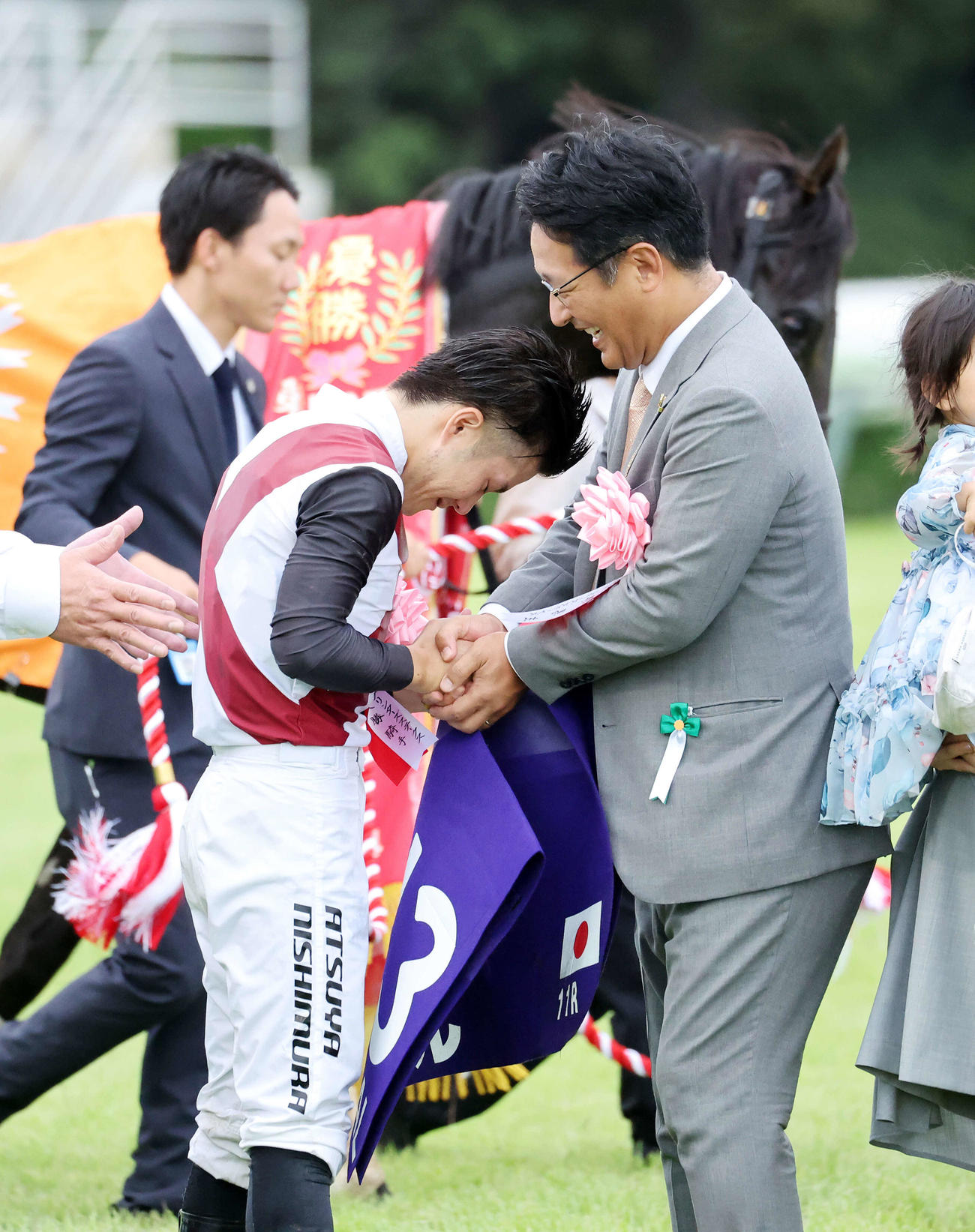 スプリンターズSを制し握手する西村淳也騎手（左）と馬主の江馬由将氏（撮影・鈴木正人）