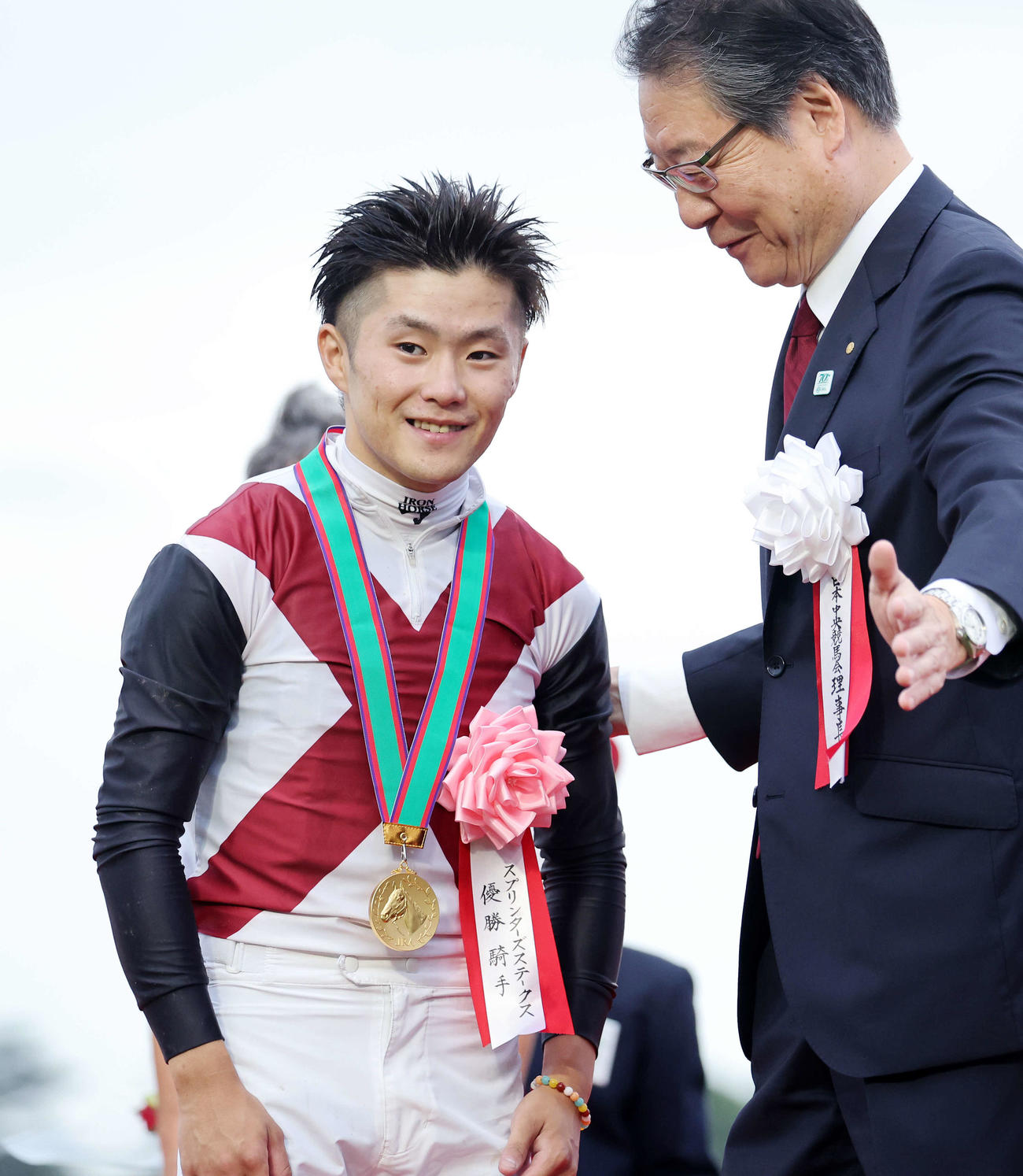 スプリンターズSを制し笑顔を見せる西村淳也騎手（撮影・鈴木正人）