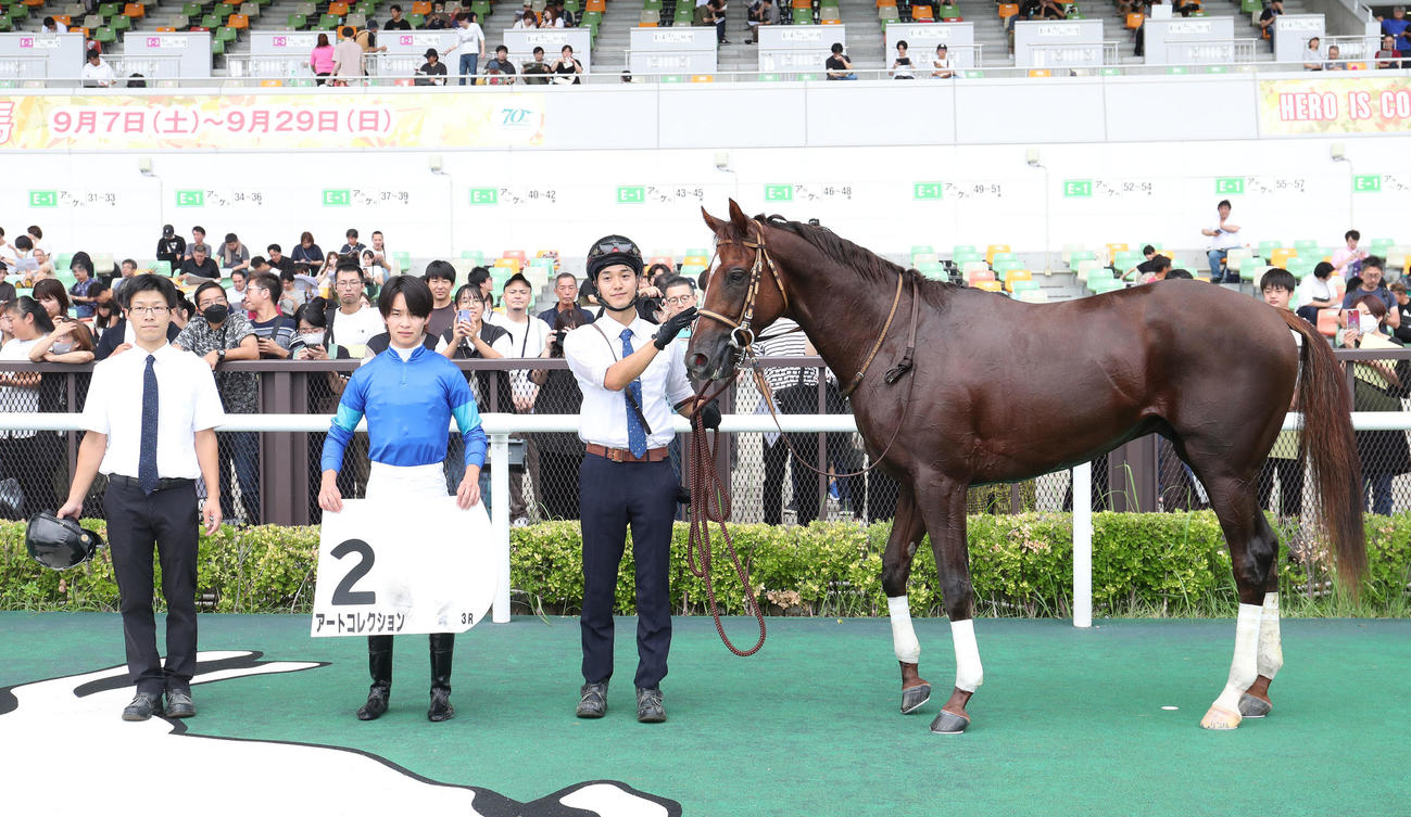 中京3R、新馬戦を制したアートコレクションと口取りに並ぶ角田騎手（中央）（撮影・白石智彦）