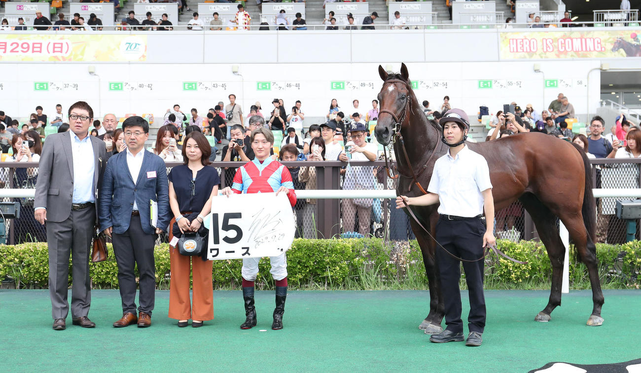 中京5R、新馬戦を制したワースと口取りに並ぶ鮫島駿騎手（右から2人目）（撮影・白石智彦）