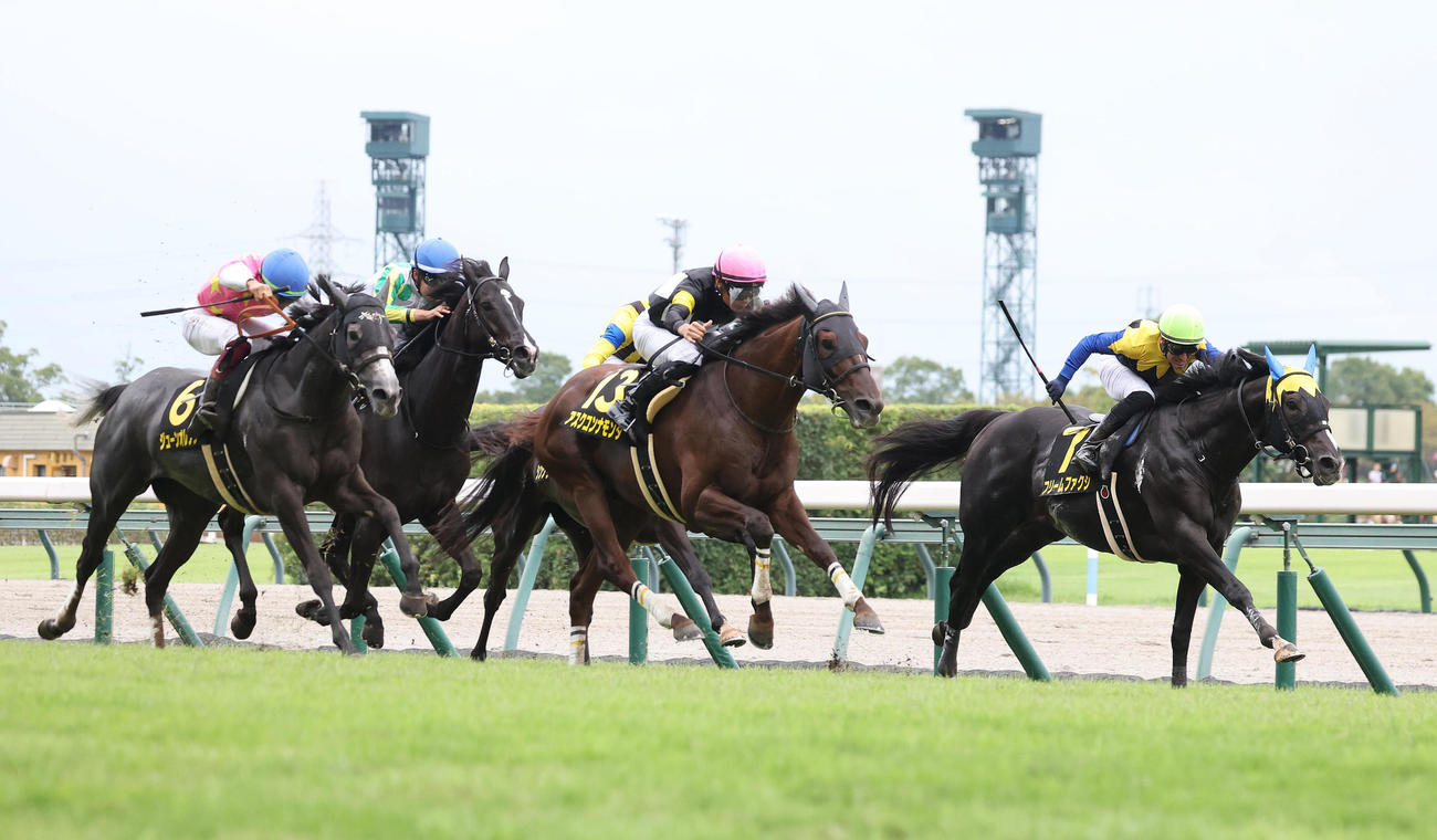 中京11R、ゴール前抜け出してポートアイランドSを制したアスクコンナモンダ（中央）（撮影・白石智彦）