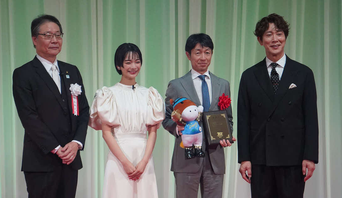 JRA創立70周年で感謝状を贈呈された武豊騎手（左から3人目）
