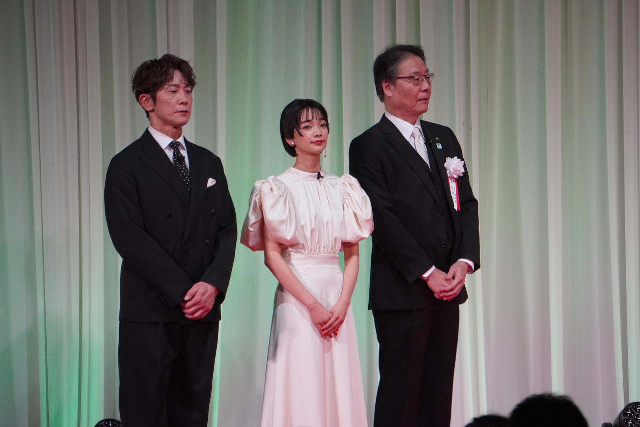 JRA創立70周年式典でプレゼンターを務めた（左から）佐々木蔵之介、見上愛。右はJRA吉田正義理事長