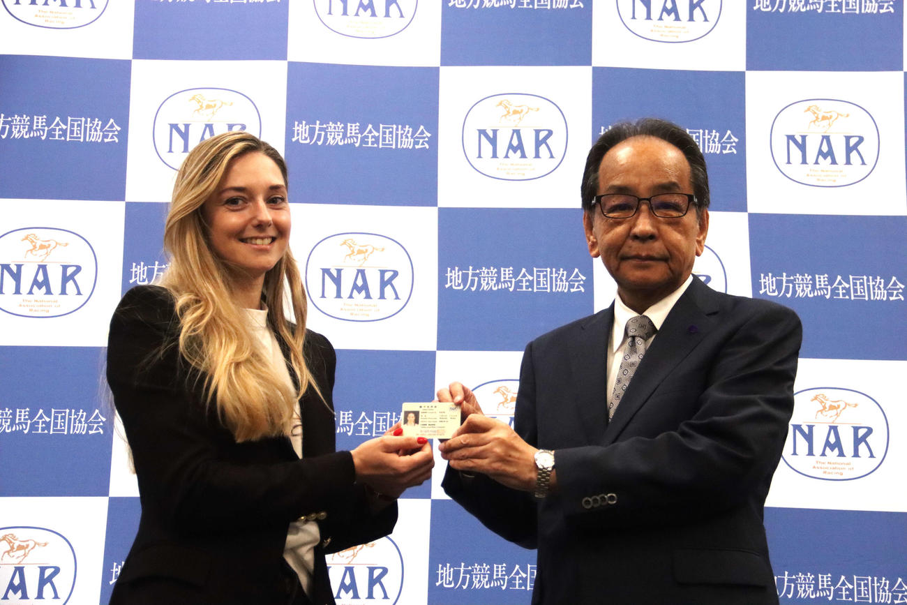 地方競馬の短期騎手免許を取得したミカエル・ミシェル騎手とNAR斉藤理事長（提供：地方競馬全国協会）