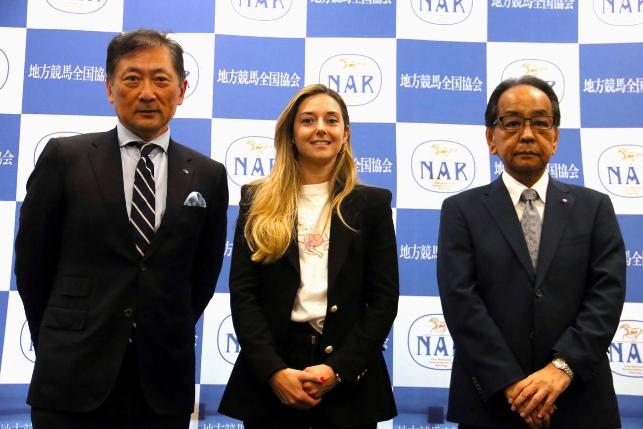 地方競馬の短期騎手免許を取得したミカエル・ミシェル騎手とNAR斉藤理事長（右）、NAR吉田副理事長（提供：地方競馬全国協会）