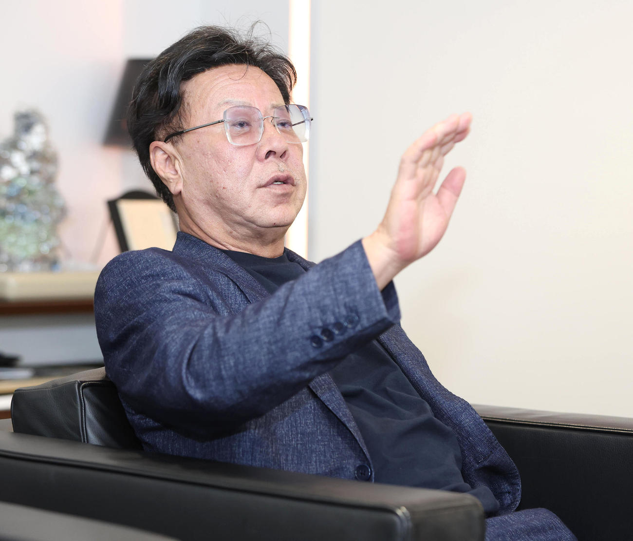 凱旋門賞、ブリーダーズC、ドウデュースについて語る松島オーナー（撮影・白石智彦）