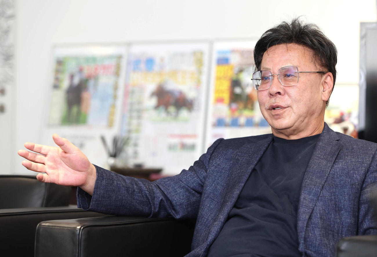 凱旋門賞、ブリーダーズC、ドウデュースについて語る松島オーナー（撮影・白石智彦）