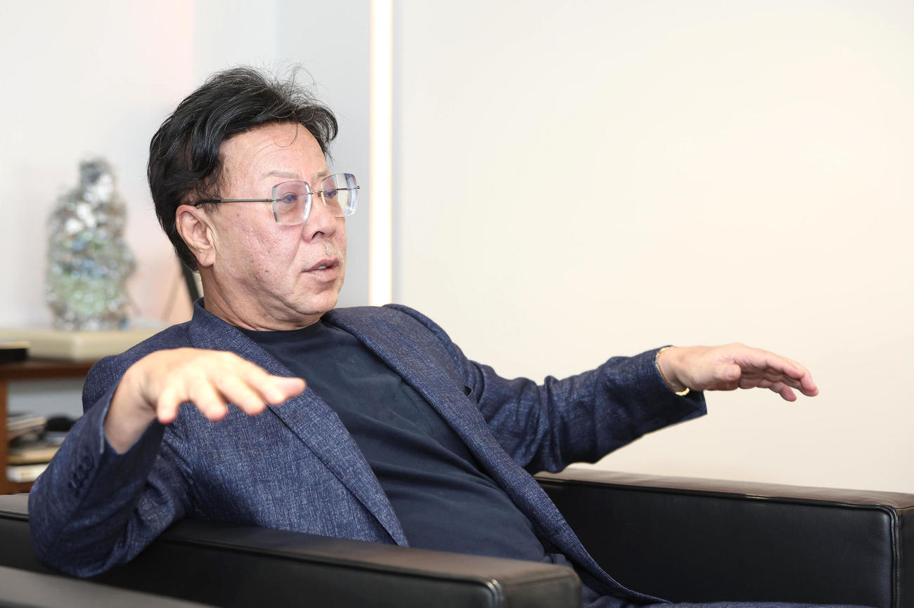 凱旋門賞、ブリーダーズC、ドウデュースについて語る松島オーナー（撮影・白石智彦）