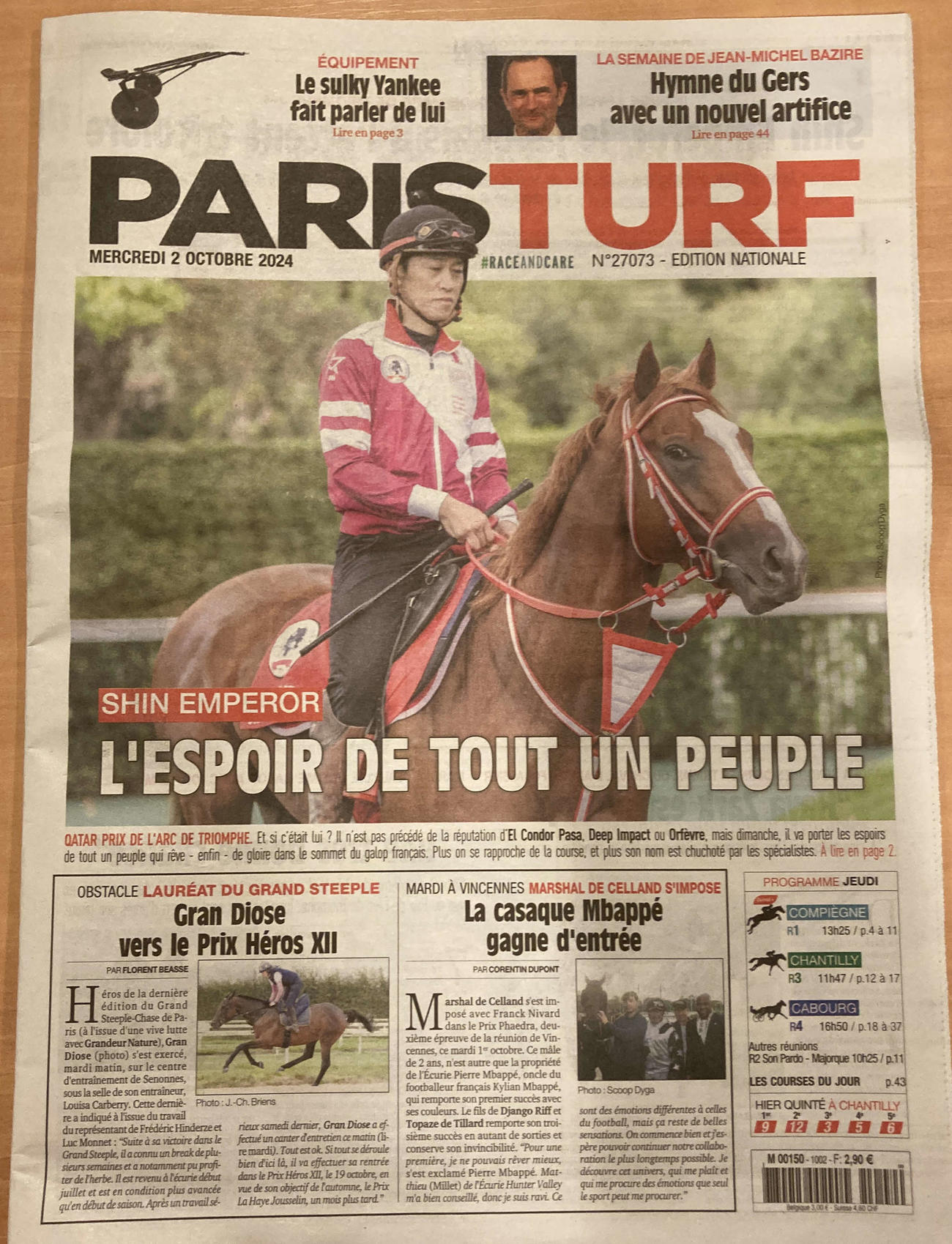 仏競馬専門紙パリチュルフの1面を飾ったシンエンペラー（撮影・太田尚樹）