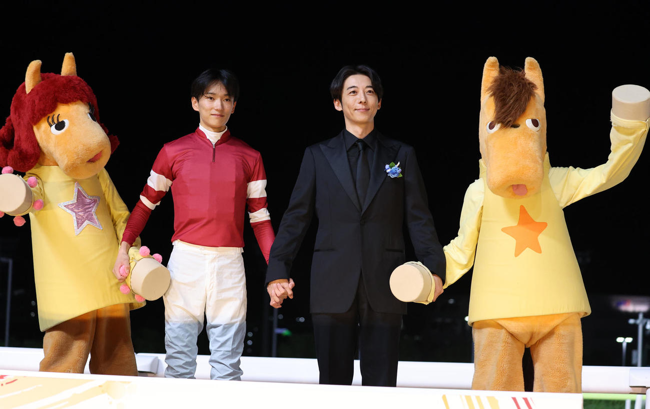 マスコットたちと記念撮影する坂井瑠星騎手（中央左）と高橋一生（撮影・中島郁夫）