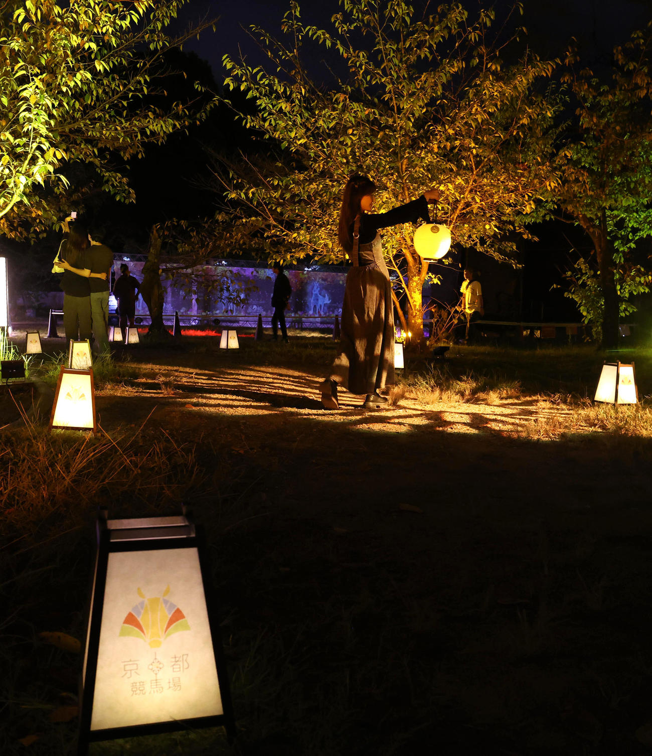 ちょうちんを持って円山公園を歩く芥田愛菜美（撮影・白石智彦）
