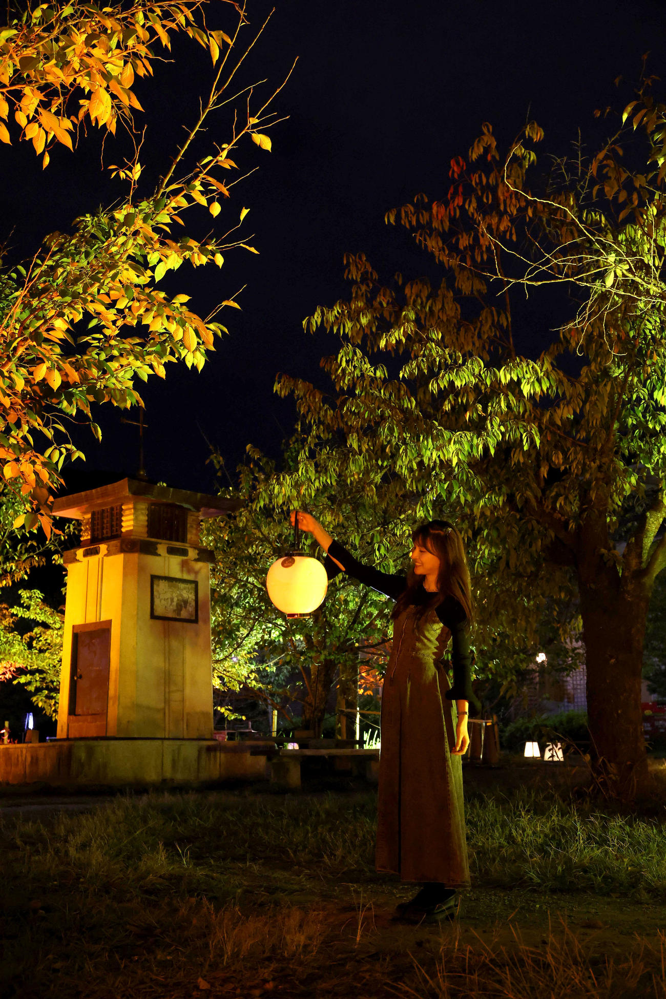 ちょうちんを持って円山公園を歩く芥田愛菜美（撮影・白石智彦）