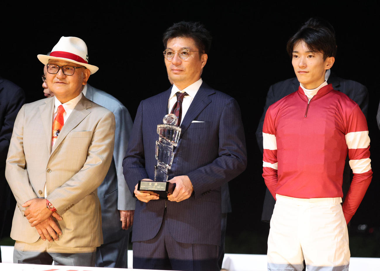 表彰される左から矢作芳人調教師、藤田晋オーナー、坂井瑠星騎手（撮影・中島郁夫）