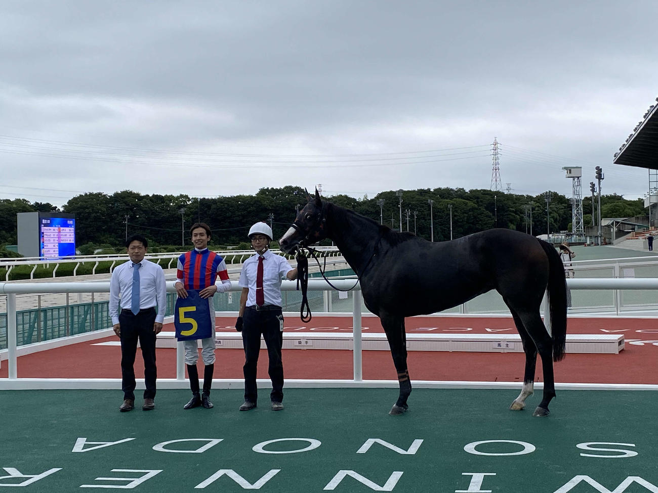 園田9Rを勝利して自身初の年間100勝を達成した鴨宮祥行騎手（中央）