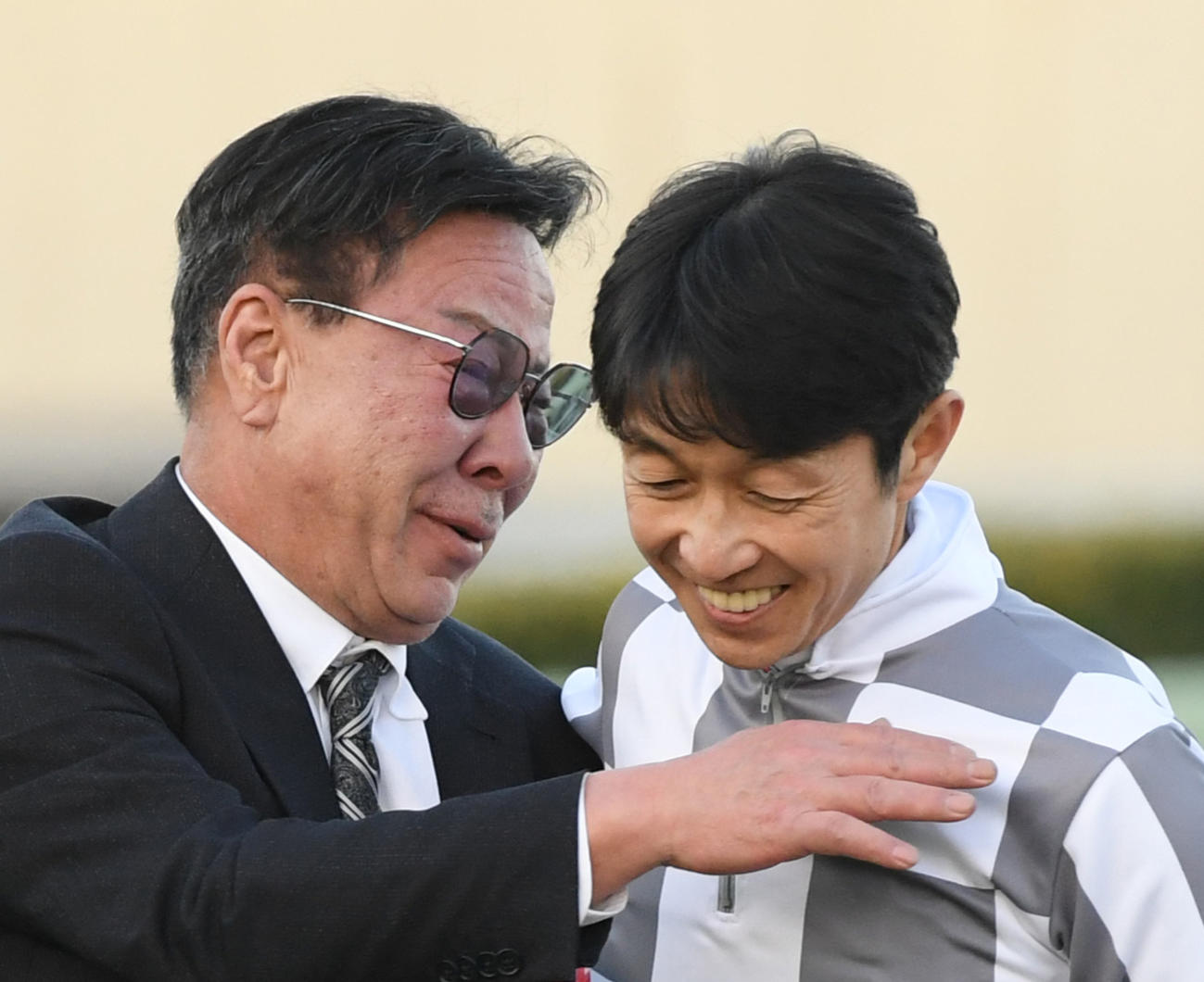 キーファーズの松島正昭代表（左）と武豊騎手（2023年撮影）