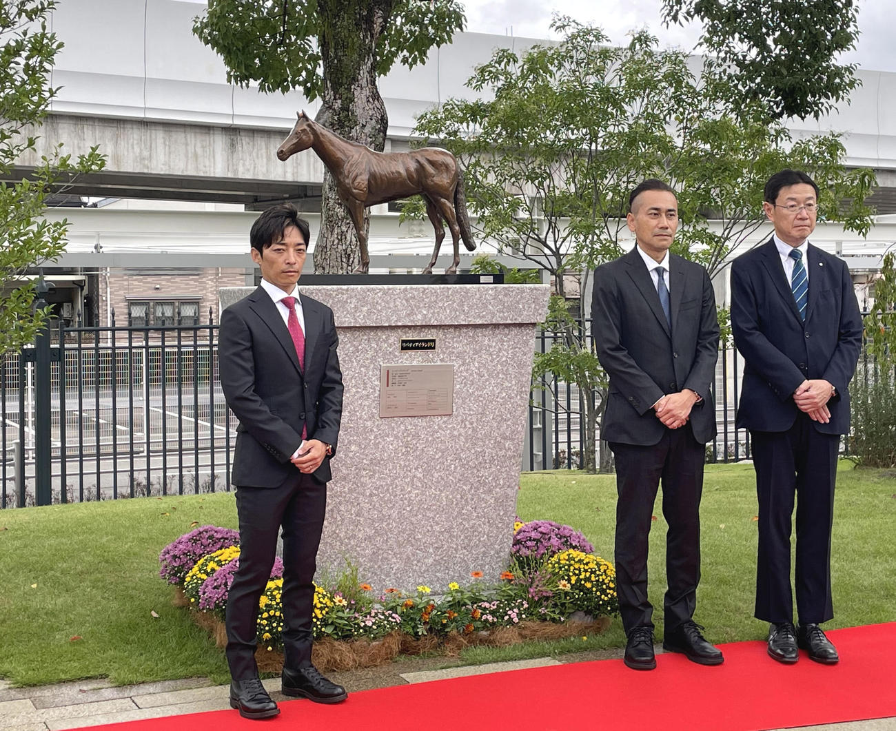 京都競馬場に設置されたリバティアイランド像の除幕式に参加した川田騎手（左）