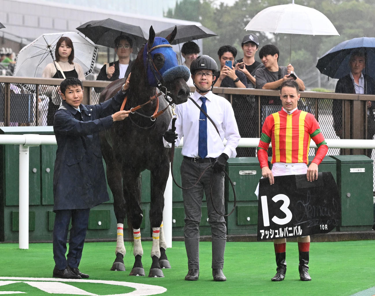 東京10R　赤富士ステークスを制したアッシュルバニパルの口取りをするルメール騎手と田中博師（撮影・千葉一成）