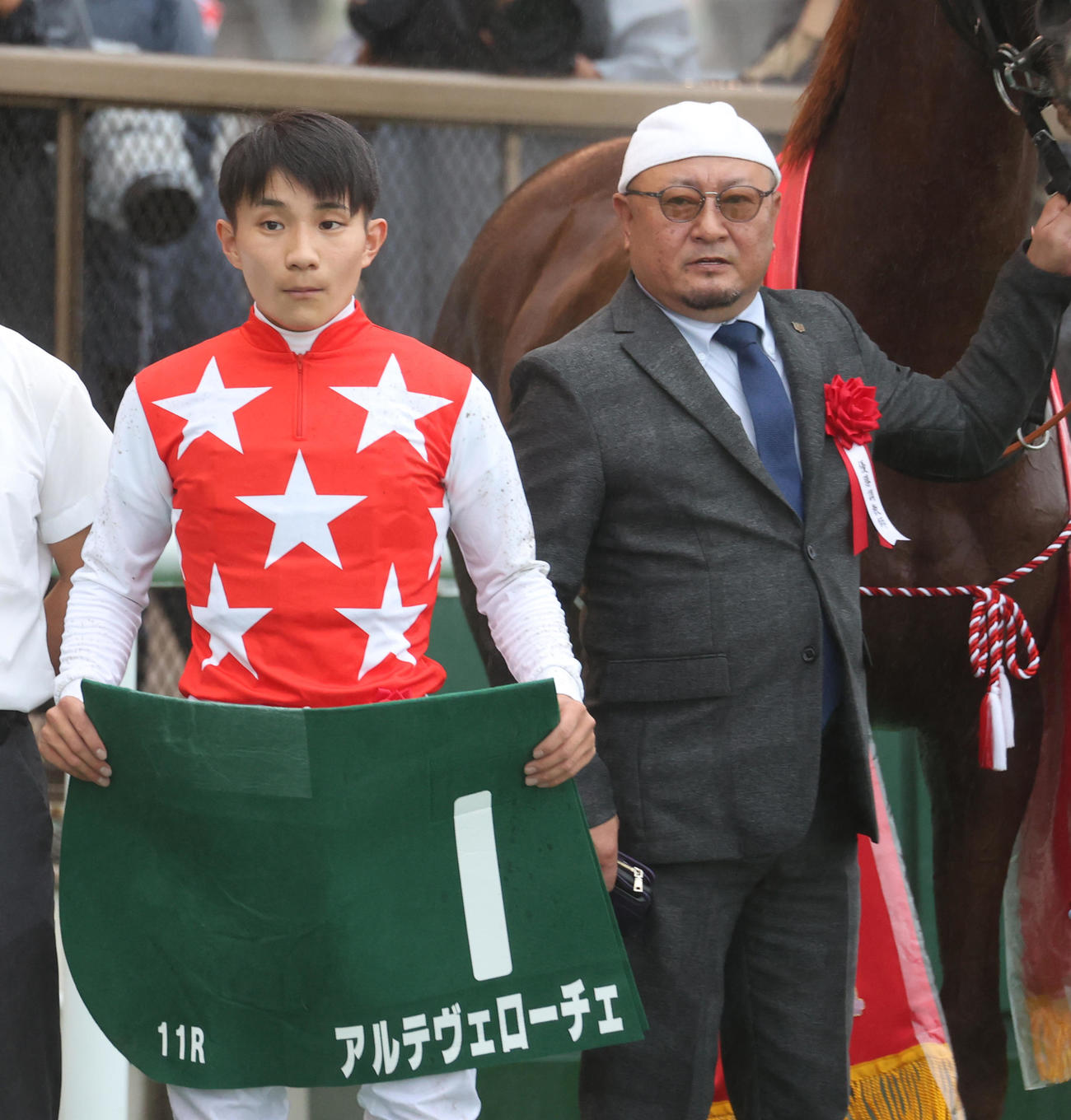 サウジアラビアRCを制したアルテヴェローチェの佐々木騎手（左）、須貝調教師（撮影・柴田隆二）