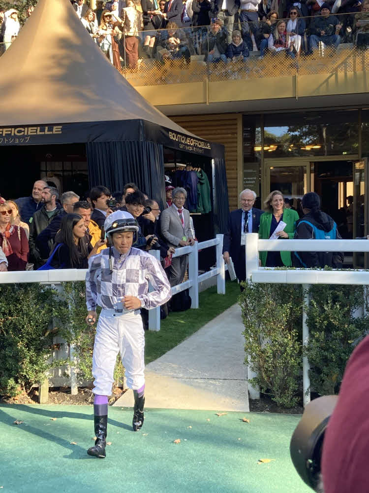 ロワイヤリュー賞でリリーハートに騎乗するためパドックに現れた武豊騎手（撮影・太田尚樹、2024年10月5日、フランス・パリロンシャン競馬場）