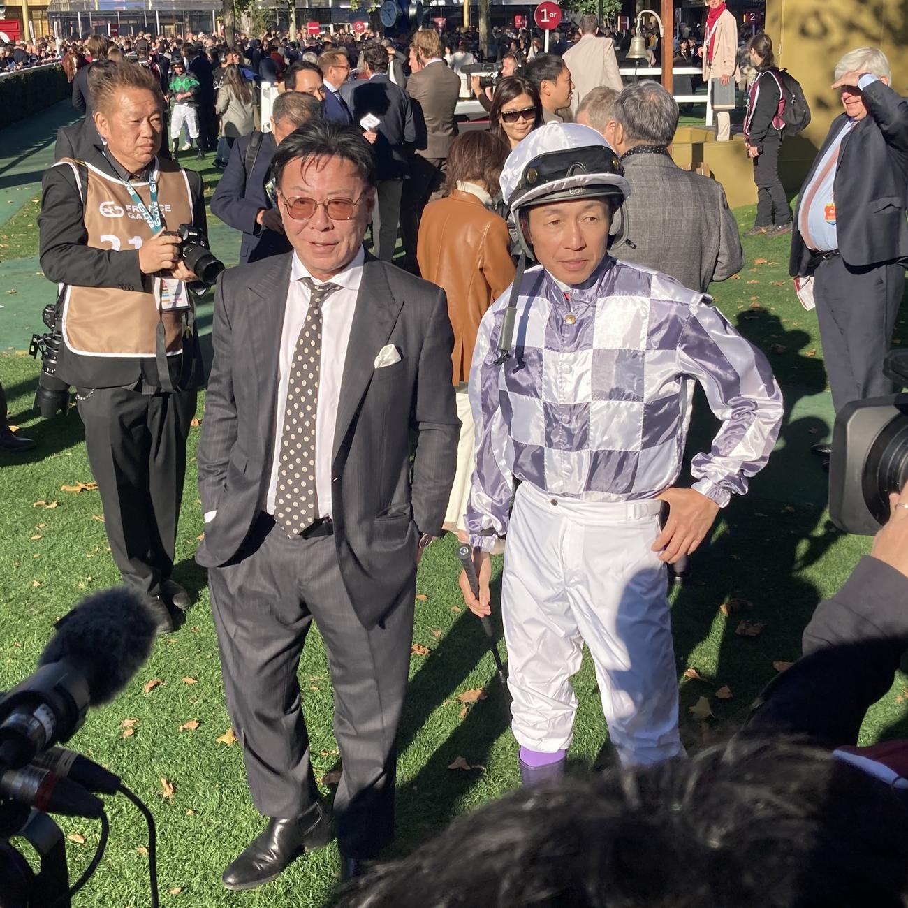 ロワイヤリュー賞に臨む武豊騎手（右）と松島オーナー（撮影・太田尚樹）