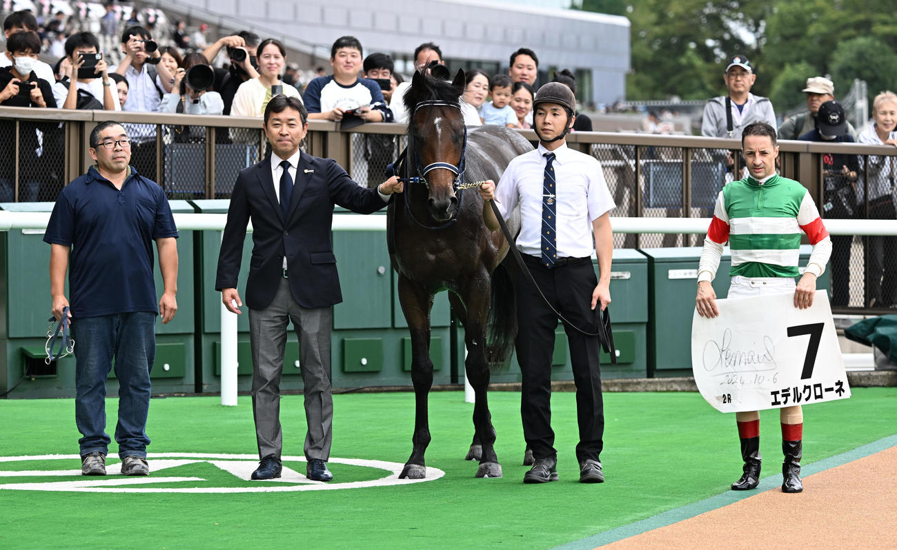 東京2R、2歳未勝利戦を制したエデルクローネの口取りをするルメール騎手と手塚師（左から2人目）（撮影・千葉一成）