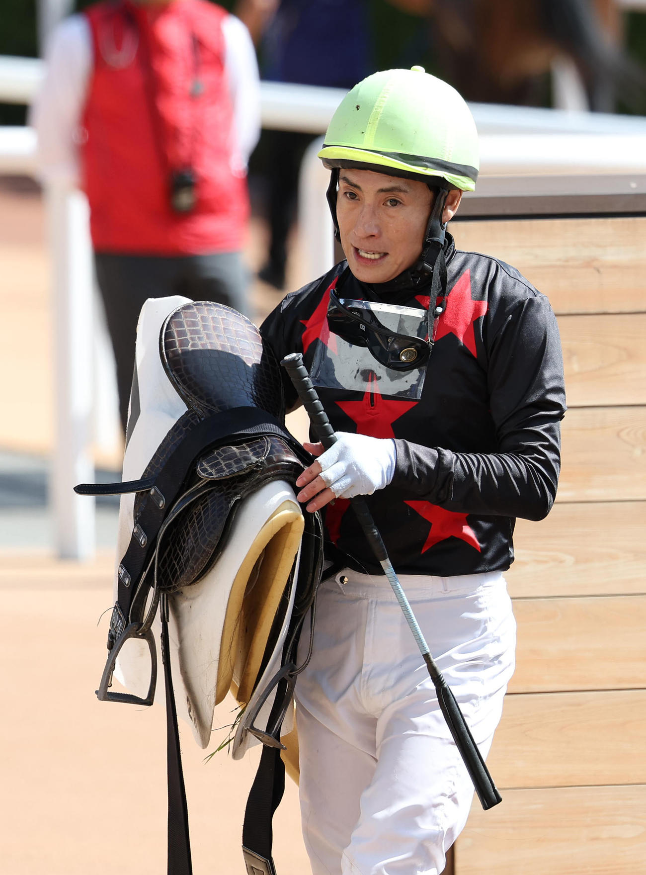 京都2R、グーフドリファールに騎乗し復帰レースを8着で終えて引き揚げる吉田隼騎手（撮影・白石智彦）